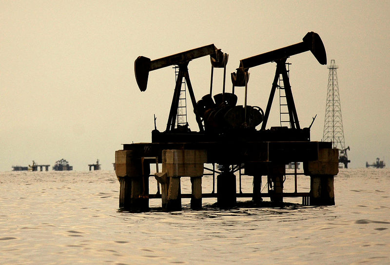 © Reuters. FILE PHOTO: Oil pumping facilities are seen at Venezuela's western Maracaibo lake
