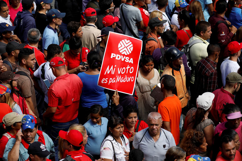 © Reuters. FILE PHOTO: The corporate logo of the state oil company PDVSA is seen in a banner that reads "My vote is for Maduro" during a rally with Venezuela's President Nicolas Maduro outside the National Electoral Council (CNE) headquarters, in Caracas