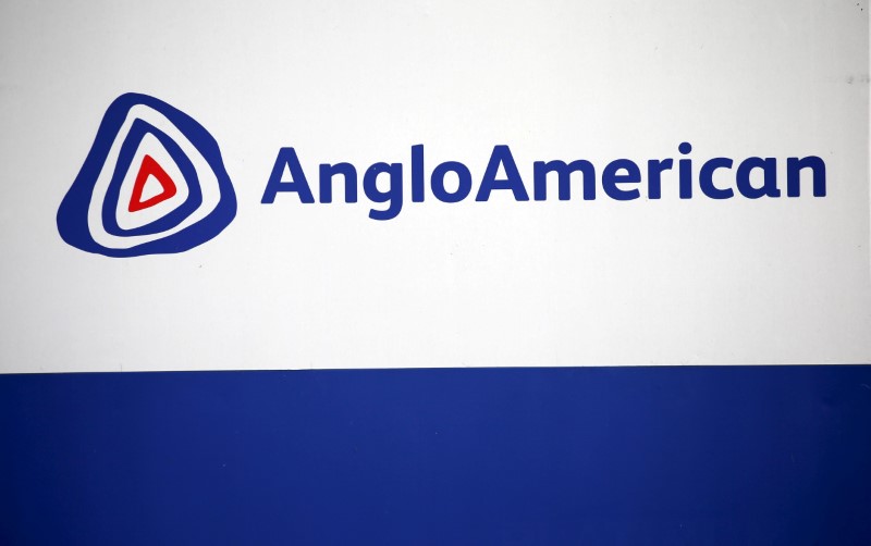 © Reuters. The Anglo American logo is seen in Rusternburg