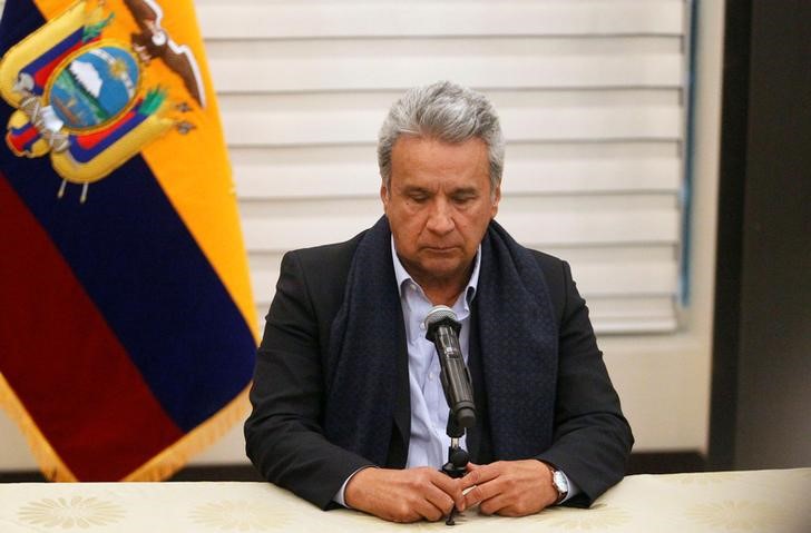 © Reuters. Foto de archivo: El presidente de Ecuador, Lenín Moreno, ofrece una conferencia de prensa a su llegada al aeropuerto de Quito, Ecuador