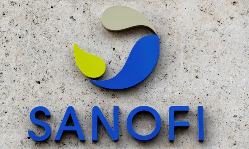 © Reuters. FILE PHOTO:French multinational pharmaceutical company SANOFI logo is seen at the headquarters in Paris