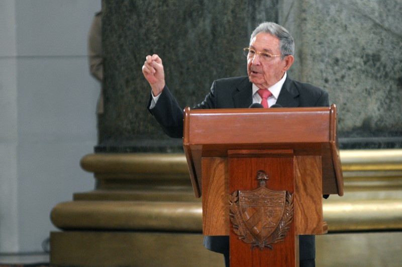 © Reuters. En la imagen de archivo el presidente cubano Raúl Castro se dirige a la audiencia durante una ceremonia en la que condecoró a líderes de la revolución cubana con el título honorífico de Héroe del Trabajo