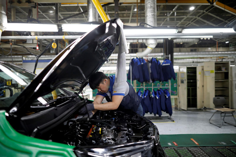 © Reuters. An employee works at an assembly line of GM Korea's Bupyeong plant in Incheon