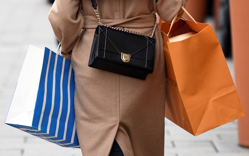 © Reuters. FILE PHOTO: A woman carries her shopping bags in downtown Hamburg