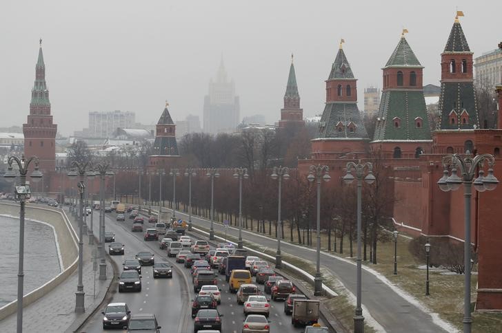 © Reuters. Набережная у Кремля в Москве