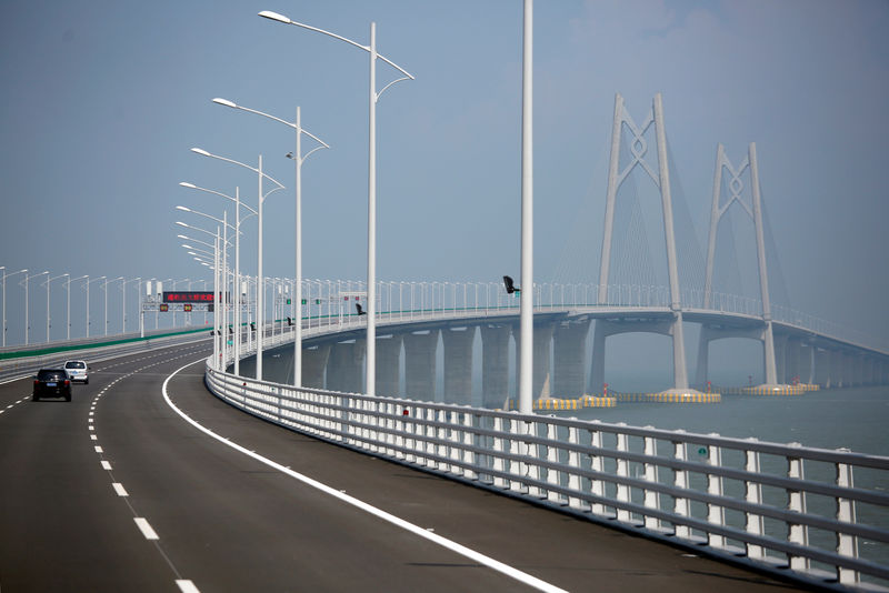 © Reuters. Cars drive on a section of the Hong Kong-Zhuhai-Macau Bridge, to be opened in Zhuhai