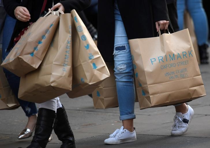 © Reuters. Shoppers carry Primark bags in central London, Britain