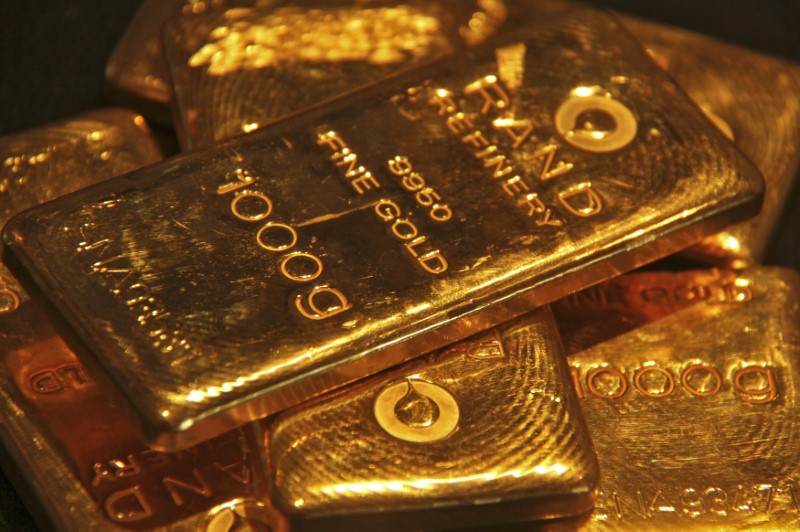 © Reuters. Слитки золота в магазине индийского города Чандигарх