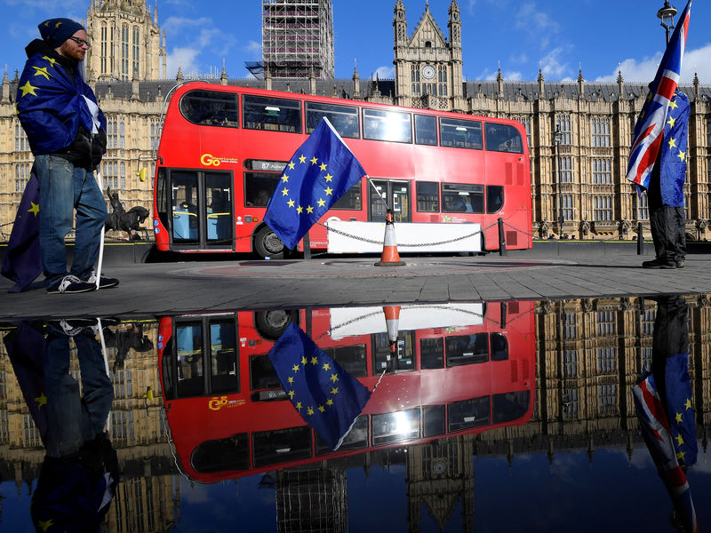 © Reuters. Manifestantes contra o Brexit em frente ao Parlamento britânico, em Londres