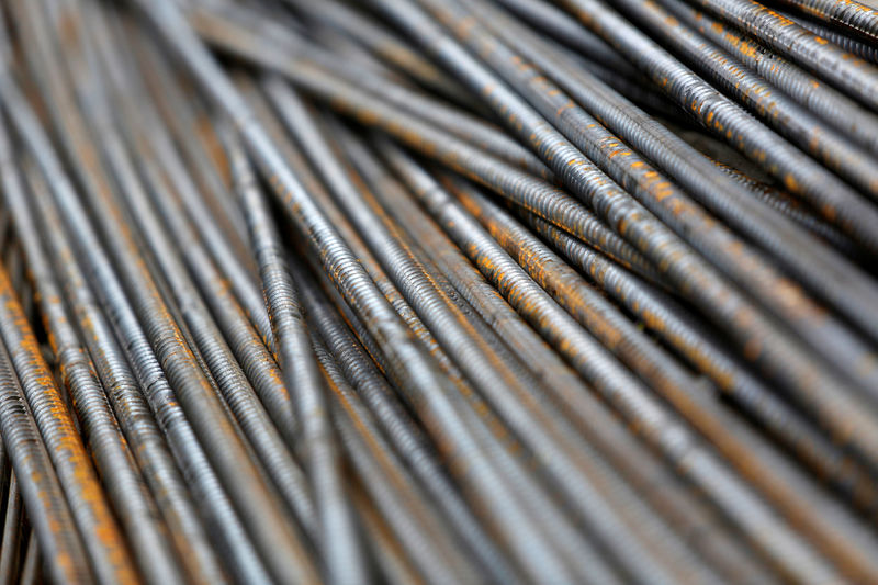 © Reuters. FILE PHOTO - Steel rods are seen at a construction site in Phnom Penh