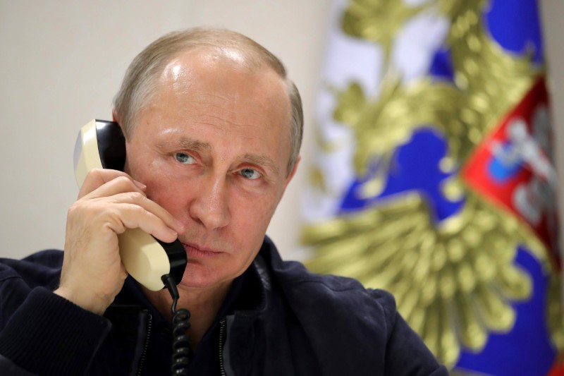 © Reuters. الكرملين: بوتين وميركل بحثا الملف السوري عبر الهاتف