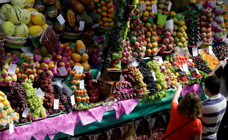 © Reuters. Consumidores fazem compras em mercado em São Paulo