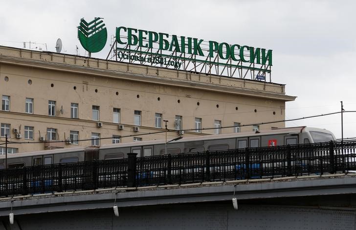 © Reuters. Логотип Сбербанка в Москве