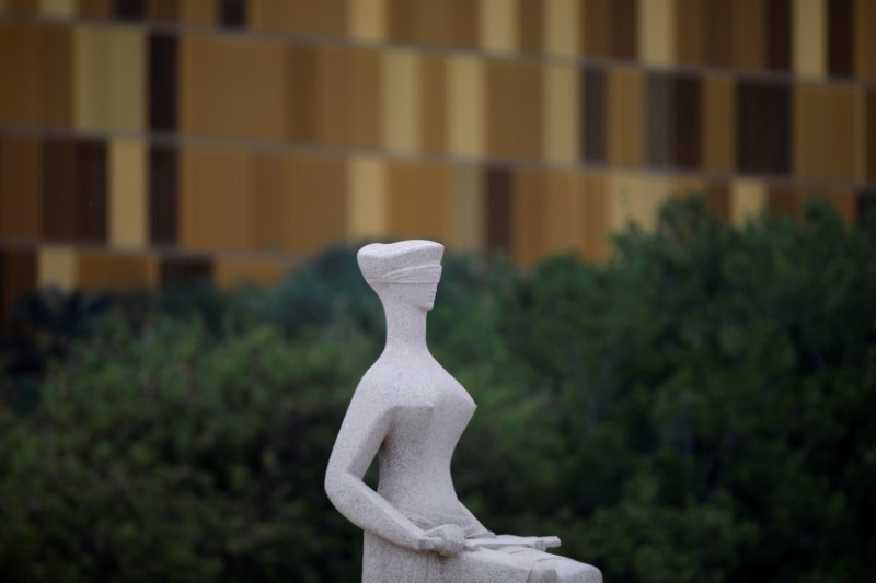 © Reuters. Estátua da Justiça é vista em frente ao prédio do Supremo Tribunal Federal, em Brasília