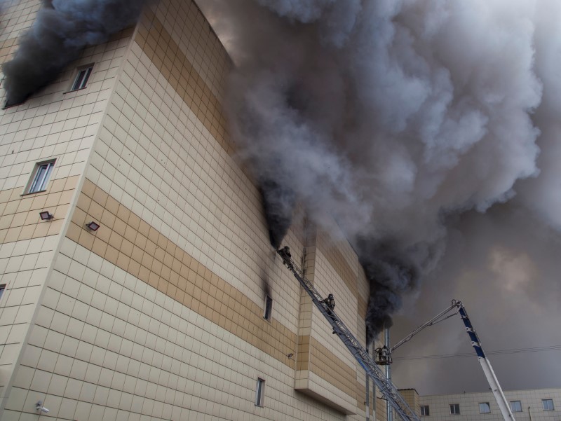 © Reuters. وكالة: روسيا تقول السبب الأولى لحريق في مركز تسوق كان ماسا كهربائيا