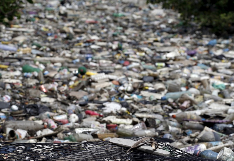 © Reuters. Lixo em canal do Rio de Janeiro