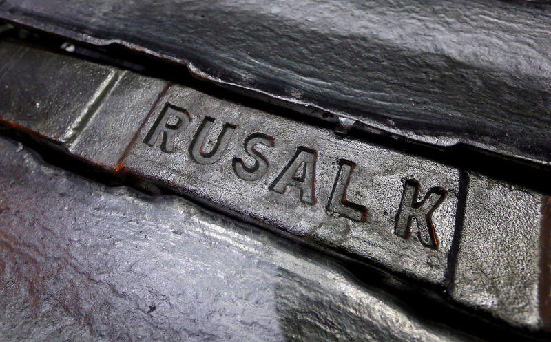 © Reuters. FILE PHOTO: Aluminium ingots are seen stored at the foundry shop of the Rusal Krasnoyarsk aluminium smelter in the Siberian city of Krasnoyarsk