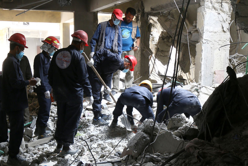 © Reuters. الجثث ما زالت مدفونة تحت الأنقاض في الرقة السورية