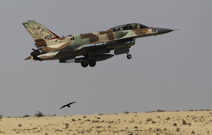 © Reuters. Caça israelense F-16 durante voo de treinamento