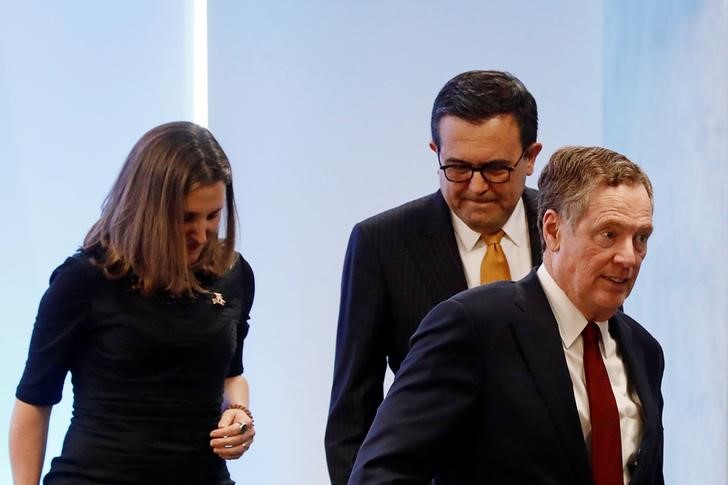 © Reuters. FILE PHOTO: U.S. Trade Representative Lighthizer leaves the room next to Canadian Foreign Minister Freeland and Mexican Economy Minister Guajardo after a joint news conference on the closing of the seventh round of NAFTA talks in Mexico City