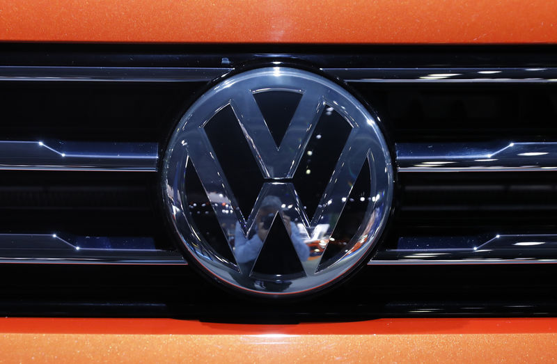 © Reuters. The Volkswagen logo is seen on a vehicle at the New York Auto Show in New York