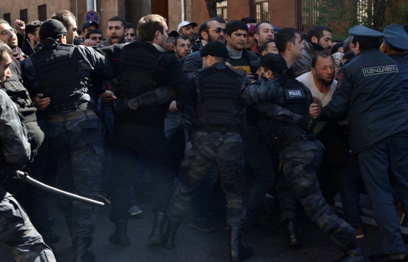© Reuters. آلاف يحتجون بأرمينيا بعد موافقة البرلمان على تولي سركسيان رئاسة الوزراء