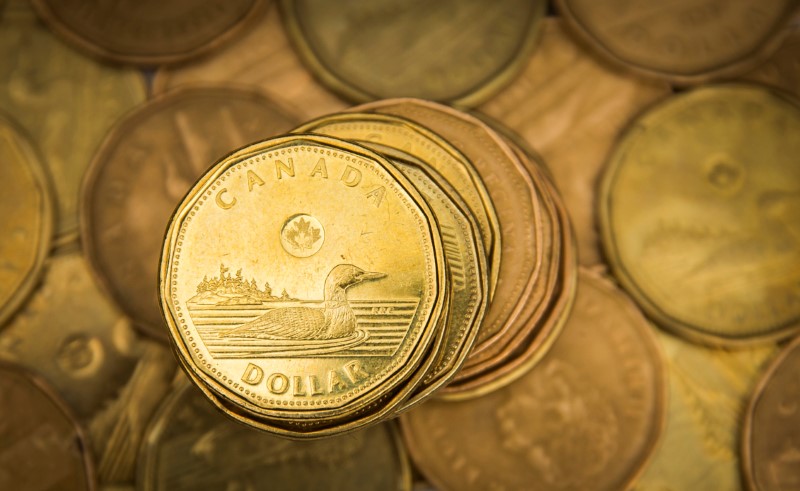 © Reuters. FILE PHOTO: A Canadian dollar coin, commonly known as the "Loonie", is pictured in this illustration picture taken in Toronto