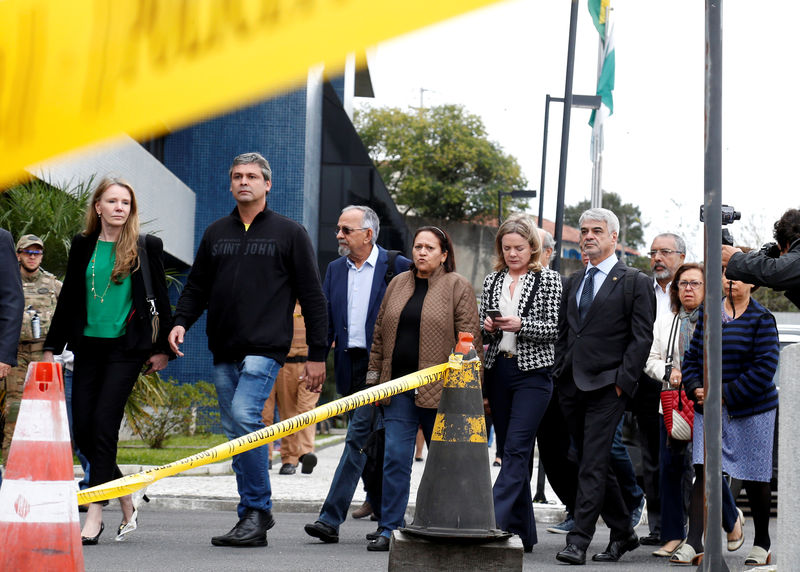 © Reuters. Senadores deixam PF em Curitiba após visita a Lula