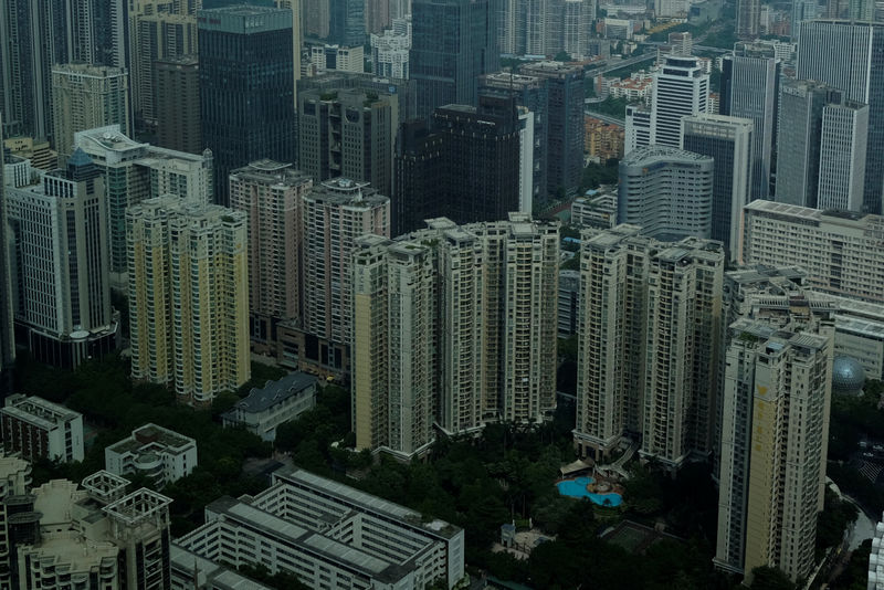 © Reuters. Residential and commercial buildings are located in downtown Guangzhou