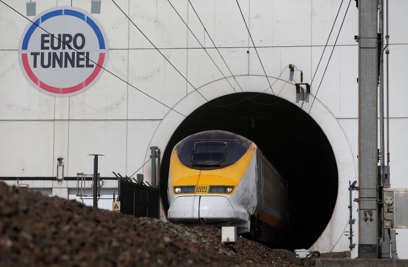 © Reuters. FILE PHOTO: A high-speed Eurostar train exits the Channel tunnel in Coquelles