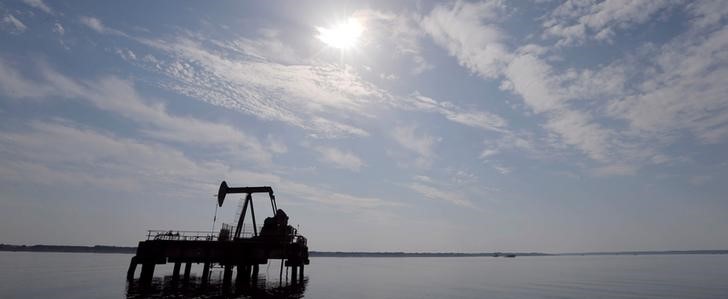 © Reuters. النفط يرتفع بفعل تراجع المخزون الأمريكي ومخاطر الإمدادات العالمية