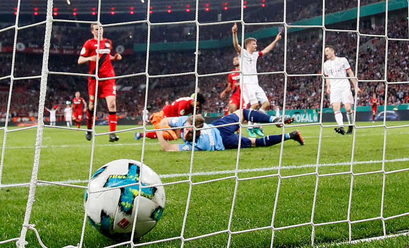© Reuters. Foto del martes de los jugadores del Bayern Munich celebrando un gol contra el Bayer Leverkusen