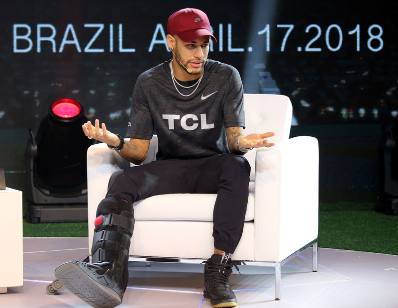 © Reuters. El futbolista brasileño Neymar asiste a un evento promocional en Sao Paulo, Brasil