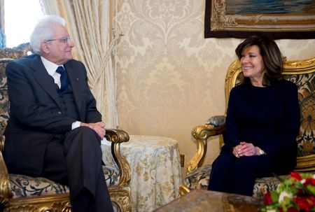 © Reuters. Elisabetta Casellati assieme a Sergio Mattarella