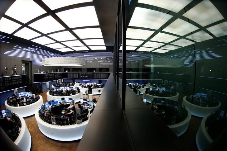 © Reuters. Торговый зал фондовой биржи во Франкфурте-на-Майне