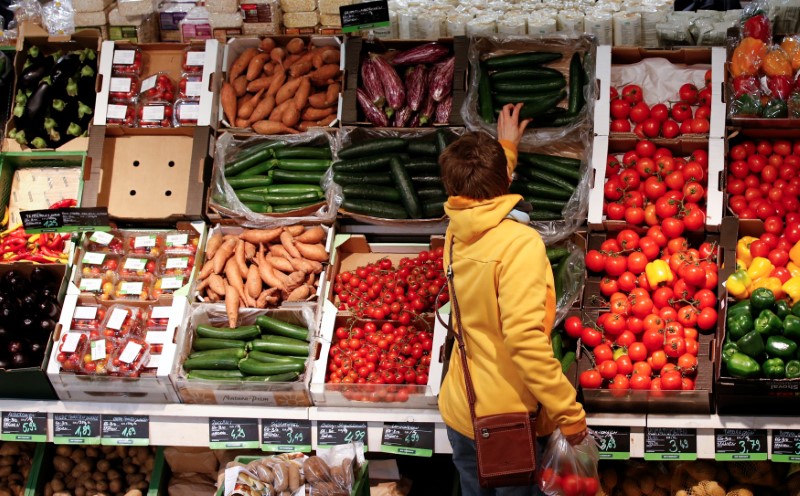 © Reuters. FILE PHOTO: A woman checks vegetables at the Biocompany organic supermarket in Berlin