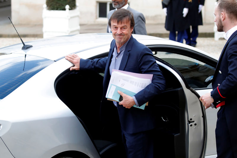 © Reuters. HULOT DESCEND DANS L'ARÈNE DE NOTRE-DAME-DES-LANDES