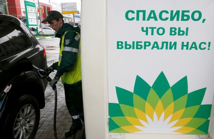 © Reuters. Сотрудник автозаправки BP в Москве