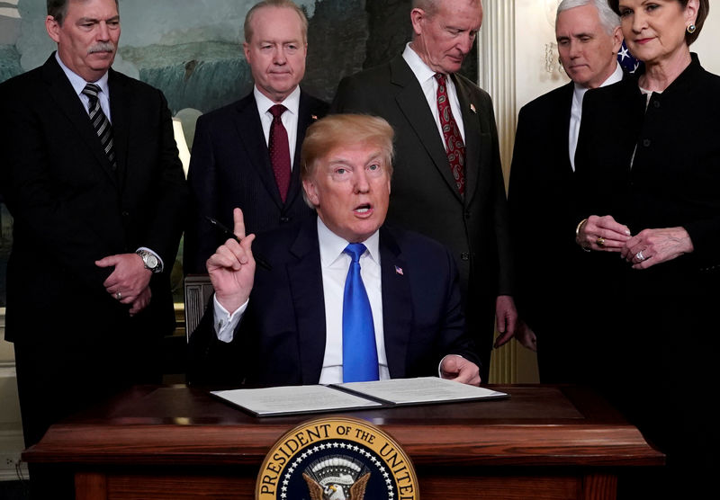 © Reuters. Trump announces intellectual property tariffs on goods from China, at the White House in Washington