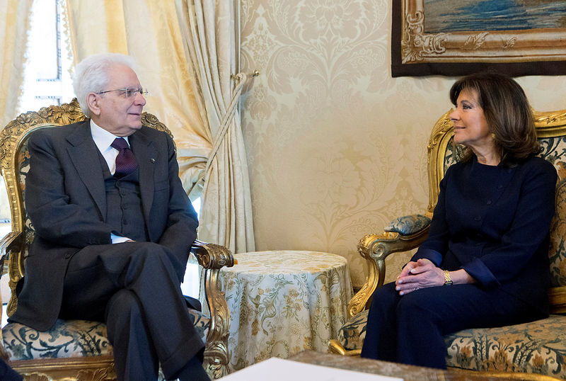 © Reuters. Presidente da Itália, Sergio Mattarella, e presidente do Senado, Maria Casellati, em Roma