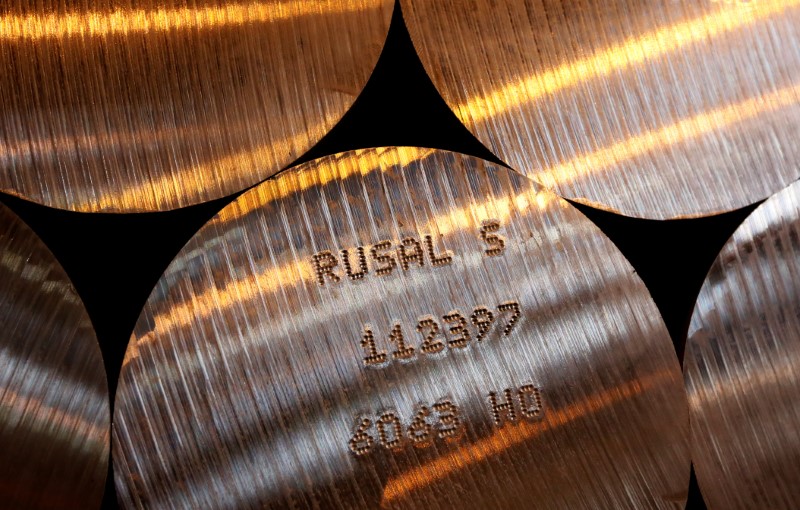© Reuters. FILE PHOTO: Marked cylindrical aluminium ingots are seen stored at foundry shop of Rusal Sayanogorsk aluminium smelter outside Sayanogorsk
