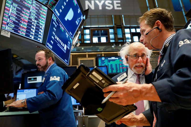 © Reuters. Traders work on the floor of the NYSE in New York