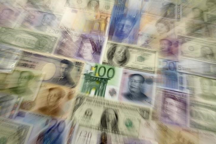 © Reuters. Arrangement of various world currencies including Chinese Yuan, Japanese Yen, US Dollar, Euro, British Pound, Swiss Franc and Russian Rouble pictured in Warsaw