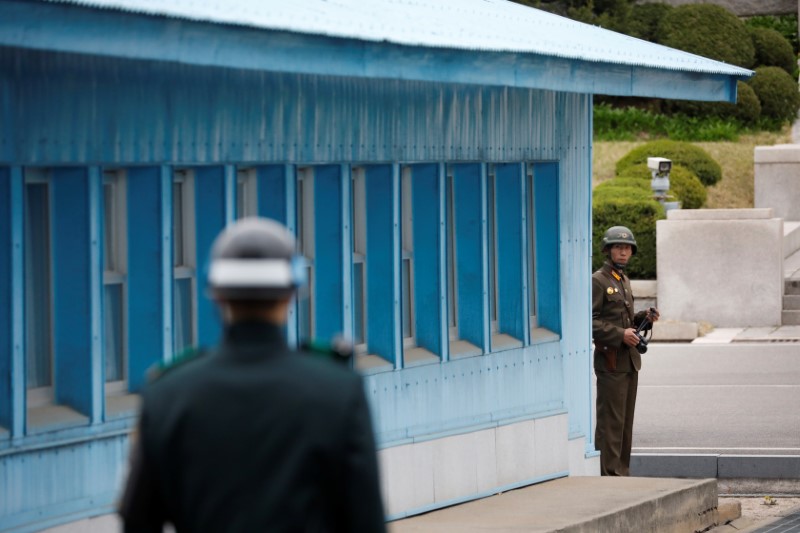 © Reuters. Soldado norte-coreano olha para o sul no vilarejo fronteiriço de Panmunjon