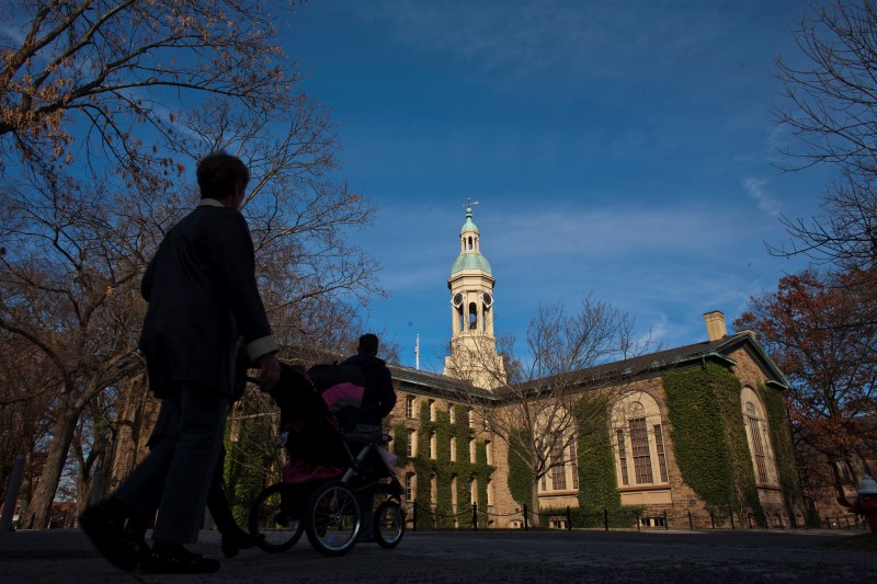 © Reuters. Students walk around the Princeton University campus in New Jersey