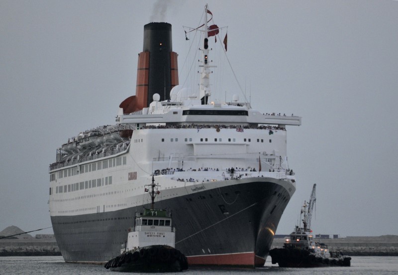 © Reuters. السفينة الفاخرة "الملكة إليزابيث 2" تعود كفندق عائم في دبي