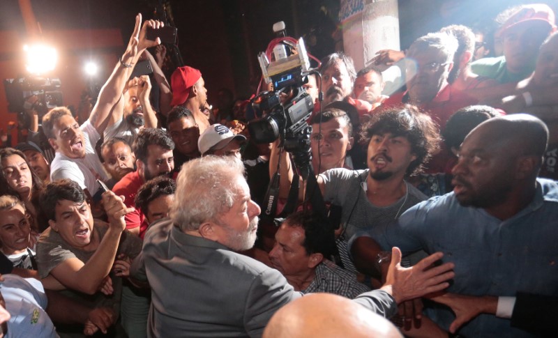 © Reuters. Lula deixa sindicato em São Bernardo do Campo para se entregar à PF