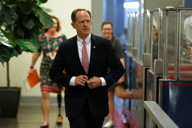 © Reuters. Senator Pat Toomey (R-PA) arrives for the weekly Senate Republican policy luncheon in Washington