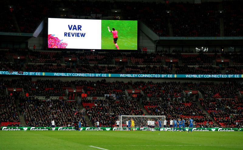 © Reuters. Imagen de archivo de una pantalla gigante mostrando al árbitro Deniz Aytekin acudiendo al VAR durante el amistoso internacional entre Inglaterra e Italia disputado en el estadio de Wembley de Londres, Reino Unido.