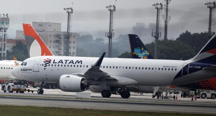 © Reuters. Avião da  LATAM Airlines no aeroporto de Congonhas